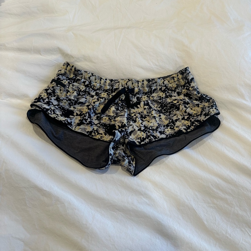 Lululemon Hotty Hot Floral Print Running Shorts - Black, White, Gray size 8